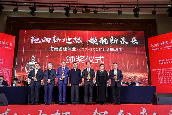 乐竞(中国)副董事长牛小昌上台领奖.jpg