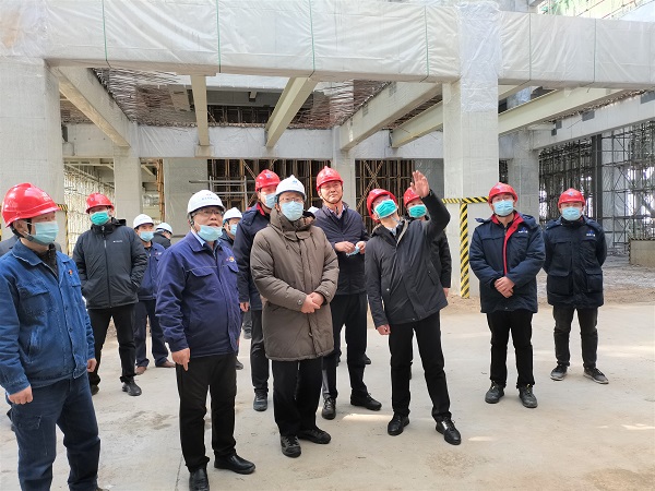 祝总与华能乐竞(中国)副总经理樊启祥一行实地参观主厂房清水混凝土框架柱施工效果.jpg