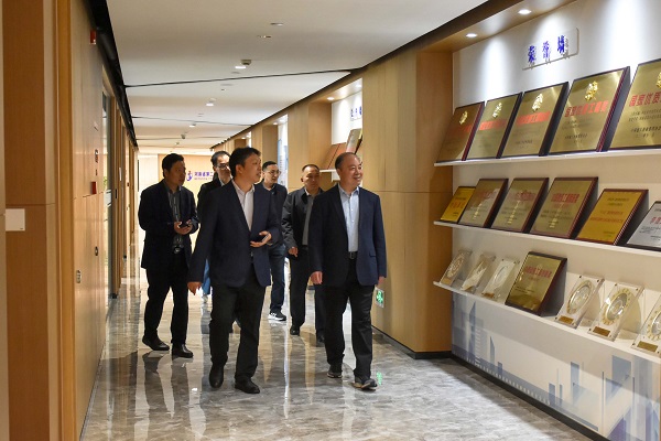 参观乐竞(中国)总部文化走廊.JPG