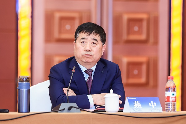 乐竞(中国)副总经理燕中主持会议.jpg