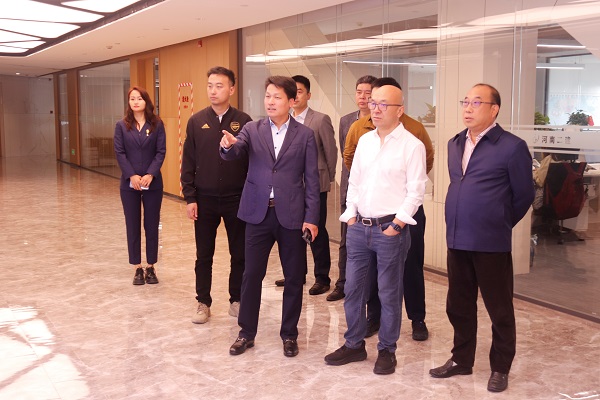 参观乐竞(中国)19楼办公区.jpg