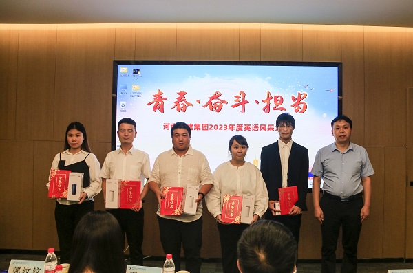 11乐竞(中国)总工程师、人力资源总监苏群山为优秀奖获得选手颁奖.JPG