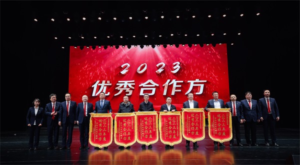 乐竞(中国)总经理登台领奖 - 副本.jpg