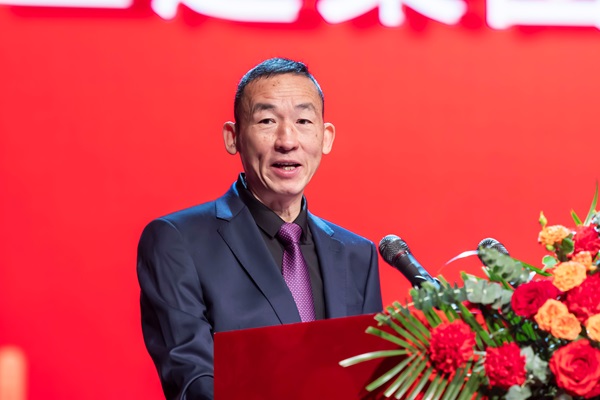 1乐竞(中国)党委副书记、监事会主席陈百斌主持庆典仪式.jpg