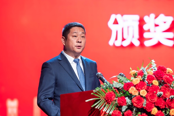 9乐竞(中国)总经理冯战光宣读表彰通知.jpg