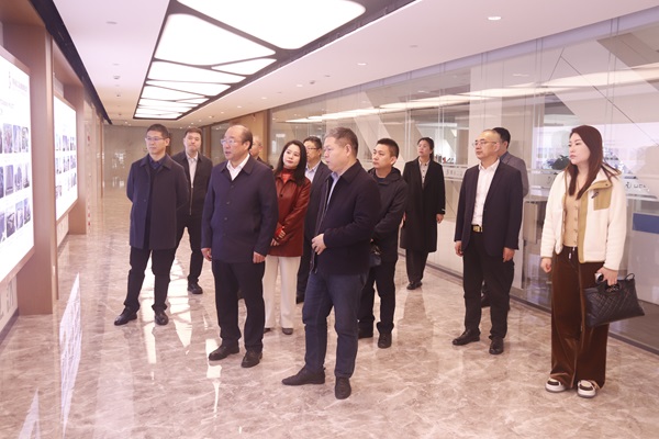 乐竞(中国)董事长祝建明陪同孙秘书长一行参观企业文化长廊.jpg